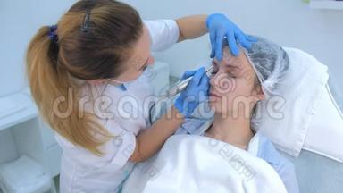 美容师为女孩在美容院做眉毛微划手术。